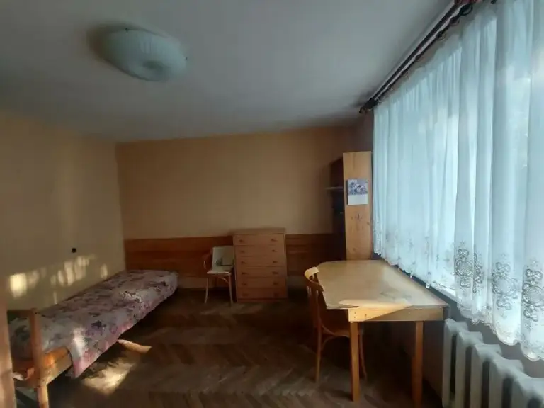 Здравствуйте!
В квартире освобождается комната, поэтому ищем соседку.

Квартира находится в 15-ти минутах ходьбы от метро. До центра 20 минут на метро.

Комната небольшая и светлая. В ней высокие потолки, два больших окна. Окна выходят во двор. Комната проходная. Из мебели: кровать, стол и стул, шкаф и комод.
В коридоре также есть место для хранения вещей. Санузел раздельный, плита, ванна и стиральная машина есть

Стоимость 8900 +ку ( в среднем 2500-3000 с человека)

Залог 10000
Заехать можно с 24 февраля

Если вас заинтересовало объявление, напишите, пожалуйста немного о себе: учитесь/ работаете, график работы.

Контакты: @sirk_ayanyomop

Уютное гнездышко – поиск жилья, жильцов и соседей без посредников - фотография - 2