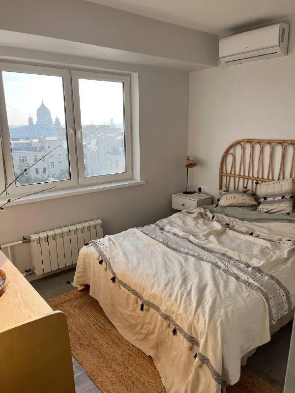 3-К квартира🏙️
М. Арбатская 3️⃣

Привет!

Сдаю свою квартиру долгосрочно — с 1 марта или раньше по договоренности с нынешним арендатором.

📍Адрес: переулок малый власьевский.

12 Этаж, сногсшибательный вид на ххс и кремль, лифт пассажирский и грузовой, консьержки (им можно оставлять доставки, ключи итд). Есть парковка под шлагбаумом на пульте, всегда есть места.

- 3 Комнаты: кухня-гостиная, спальня, офис / yoga room.

- Вифи, телек, плита индукционная, фильтр для воды, духовка, микроволновка, кофемашина дольче густо, капучинатор, миксер, кондеи в каждой комнате, посуда есть. Огромный шкаф-купе до потолка 4 метра. Ванна, водонагреватель, стиралка с сушкой 2в1.

- Интеллигентные соседи, вокруг старая москва, модерн, посольства, остоженка-пречистенка. Вся инфраструктура в радиусе 5 мин — продуктовые, магазины, йога, пункты выдачи озон и вайлдберриз, банкоматы, почты, мфц, многочисленные кофейни и рестики. В пешей доступности музеон, пг, стрелка итд.

💳Цена: 180.000₽/месяц + жку и интернет.

💌Telegram: @sun_optik - фотография - 3