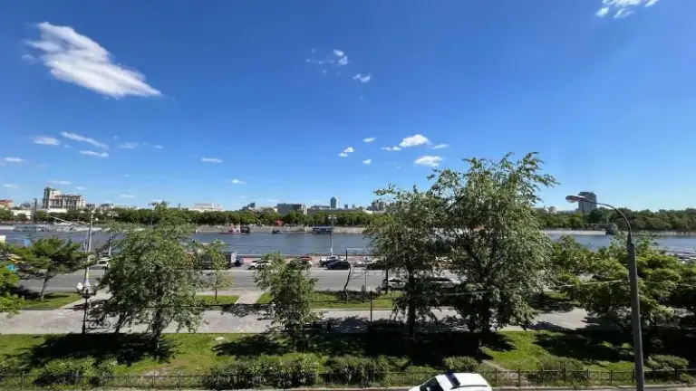 2-К квартира🏙️
М. Парк культуры5️⃣
🏰Сдается 2-комнатная квартира площадью 60 м² на фрунзенской набережной. Объект расположен в знаковом сталинском доме в историческом центре москвы.
Основные характеристики:
Параметры: потолки > 3м, толстые кирпичные стены, отличная шумоизоляция.
Видовые характеристики: прямой вид на реку, наполняющий квартиру светом.
Особенности: широкие каменные подоконники, которые можно использовать как зоны отдыха.
Расположение: тихий центр. Пешая доступность до остоженки и парка горького. В окружении — лучшие гимназии, фитнес-клубы и гастрономические точки.
Квартира воплощает в себе образ «интеллектуальной роскоши». Идеальный вариант для собственного проживания.
🗓️Рассматриваем сдачу как на год, так и на срок от 3-х месяцев и более.
💳Цена в месяц: 185.000₽ + залог.
💌По всем вопросам пишите: @tosichka_w - фотография - 10