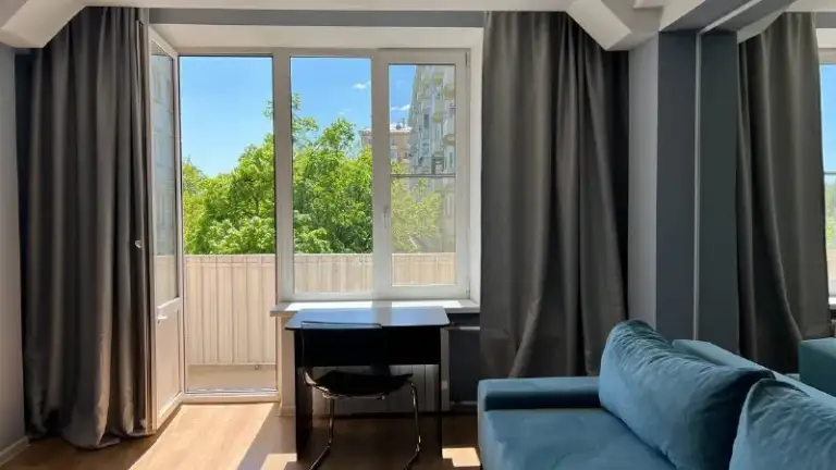 2-К квартира🏙️
М. Парк культуры5️⃣
🏰Сдается 2-комнатная квартира площадью 60 м² на фрунзенской набережной. Объект расположен в знаковом сталинском доме в историческом центре москвы.
Основные характеристики:
Параметры: потолки > 3м, толстые кирпичные стены, отличная шумоизоляция.
Видовые характеристики: прямой вид на реку, наполняющий квартиру светом.
Особенности: широкие каменные подоконники, которые можно использовать как зоны отдыха.
Расположение: тихий центр. Пешая доступность до остоженки и парка горького. В окружении — лучшие гимназии, фитнес-клубы и гастрономические точки.
Квартира воплощает в себе образ «интеллектуальной роскоши». Идеальный вариант для собственного проживания.
🗓️Рассматриваем сдачу как на год, так и на срок от 3-х месяцев и более.
💳Цена в месяц: 185.000₽ + залог.
💌По всем вопросам пишите: @tosichka_w - фотография - 8