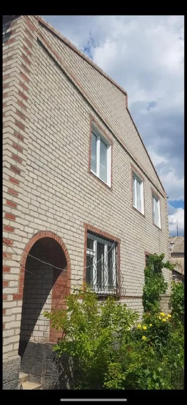 Продам дом в г. Лутугино
Общая площадь 320 кв. М
Участок 9 соток, дом кирпичный в 3х уровнях: цокольный этаж и 2 жилых
В цокольном этаже гараж, котельная, кладовая и подсобные помещения
Отопление: газовый, электро и твердотопливный котлы
Водоснабжение центральное и собственная скважина
Городская канализация
Трехфазный счетчик 380 в
Также на участке имеется хоз. Постройка 60 кв. М, теплица и вольер
Собственник
Цена договорная
Все вопросы по телефону, или пишите в телеграм
Контактный тел. : +79885631522 (telegram) +79592149898, +79591917101 - фотография - 1