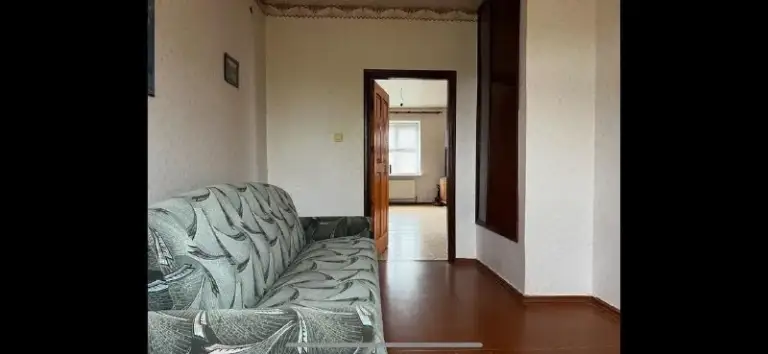 Продам дом в г. Лутугино
Общая площадь 320 кв. М
Участок 9 соток, дом кирпичный в 3х уровнях: цокольный этаж и 2 жилых
В цокольном этаже гараж, котельная, кладовая и подсобные помещения
Отопление: газовый, электро и твердотопливный котлы
Водоснабжение центральное и собственная скважина
Городская канализация
Трехфазный счетчик 380 в
Также на участке имеется хоз. Постройка 60 кв. М, теплица и вольер
Собственник
Цена договорная
Все вопросы по телефону, или пишите в телеграм
Контактный тел. : +79885631522 (telegram) +79592149898, +79591917101 - фотография - 2