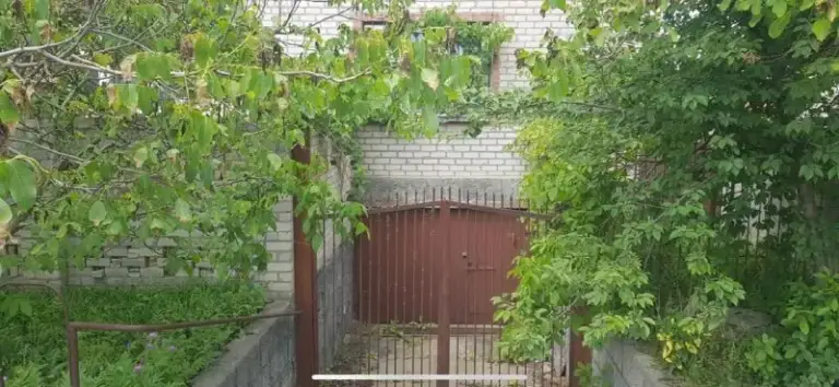 Продам дом в г. Лутугино
Общая площадь 320 кв. М
Участок 9 соток, дом кирпичный в 3х уровнях: цокольный этаж и 2 жилых
В цокольном этаже гараж, котельная, кладовая и подсобные помещения
Отопление: газовый, электро и твердотопливный котлы
Водоснабжение центральное и собственная скважина
Городская канализация
Трехфазный счетчик 380 в
Также на участке имеется хоз. Постройка 60 кв. М, теплица и вольер
Собственник
Цена договорная
Все вопросы по телефону, или пишите в телеграм
Контактный тел. : +79885631522 (telegram) +79592149898, +79591917101 - фотография - 5
