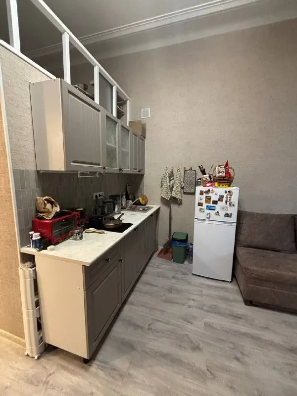 Сдаю студию 28 квадратов в центре питера. Тихий район, магазины (в том числе круглосуточные) и пвз в шаговой доступности.

Срок аренды — 10 месяцев (с конца февраля по конец декабря)

Стоимость аренды — 40.000₽+ку

📍5 Минут до ст. М. Технологический институт, 9 минут до ст. М. Пушкинская

Балкон
Антресольный этаж
Вентиляция и тёплый пол в с/у
Робот-пылесос
Фен
Холодильник с морозилкой
Стиральная машина
Эл. Плита
Эл. Чайник
Фильтр-кувшин для воды
Мини-печь/кофеварка
Wi-fi
Обеденная группа (диван, стол, два стула)
Раскладной диван
Рабочий стол с компьютерным креслом
Проходной выключатель (например, включаете свет перед подъёмом на антресольный этаж, а выключаете уже лёжа в кровати)
Посуда, текстиль, средства для уборки и пр.

Контакты: tg: @ontorg

Уютное гнездышко – поиск жилья, жильцов и соседей без посредников - фотография - 5