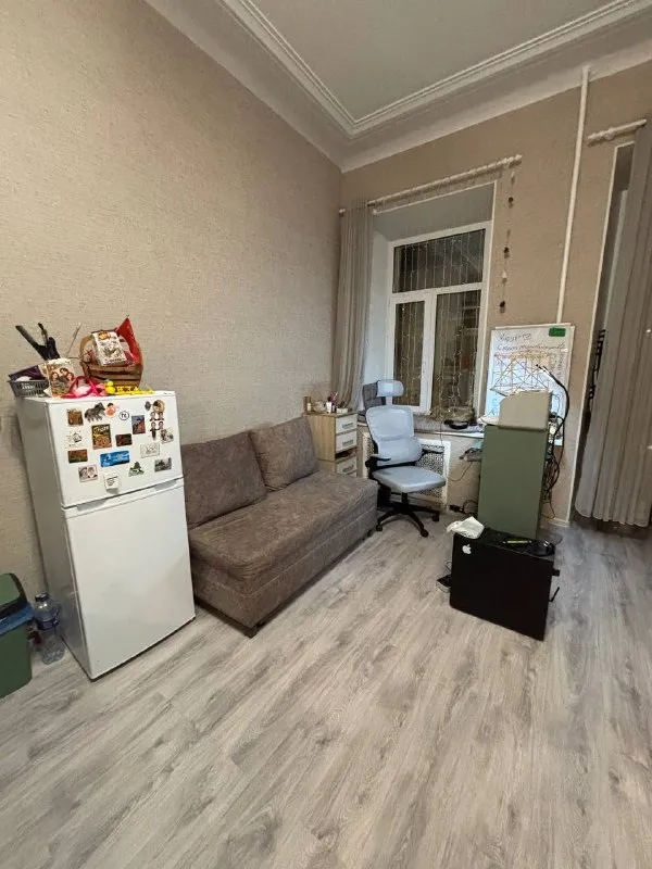Сдаю студию 28 квадратов в центре питера. Тихий район, магазины (в том числе круглосуточные) и пвз в шаговой доступности.

Срок аренды — 10 месяцев (с конца февраля по конец декабря)

Стоимость аренды — 40.000₽+ку

📍5 Минут до ст. М. Технологический институт, 9 минут до ст. М. Пушкинская

Балкон
Антресольный этаж
Вентиляция и тёплый пол в с/у
Робот-пылесос
Фен
Холодильник с морозилкой
Стиральная машина
Эл. Плита
Эл. Чайник
Фильтр-кувшин для воды
Мини-печь/кофеварка
Wi-fi
Обеденная группа (диван, стол, два стула)
Раскладной диван
Рабочий стол с компьютерным креслом
Проходной выключатель (например, включаете свет перед подъёмом на антресольный этаж, а выключаете уже лёжа в кровати)
Посуда, текстиль, средства для уборки и пр.

Контакты: tg: @ontorg

Уютное гнездышко – поиск жилья, жильцов и соседей без посредников - фотография - 6