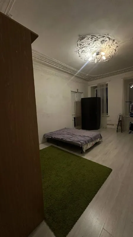 Ищу трёх соседок для совместной аренды 4-комнатной квартиры у метро пл. Восстания, 5-советская
🏠 Квартира: сдаётся целиком за 80 000 ₽ + ку. 4 комнаты в старом фонде, полностью меблирована, с кухней, 2 санузлами, душевой и всей техникой. Хозяйка проживает в одной из комнат с отдельным входом и не мешает жильцам.
👧 Ищу: аккуратных, ответственных и неконфликтных девушек для долгосрочного проживания.
Общие правила: в квартире действует запрет на курение, шумные вечеринки и содержание животных.
💰 Квартира сдаётся только целиком за 80 000 ₽ в месяц + ку около 30 000₽ делим на количество проживающих.
- За большую комнату с балконом: 25 000 ₽ в месяц.
- За стандартную комнату: 80 000 ₽ - 25 000 ₽/3 если нас будет только 3 предлагаю одну комнату оставить как общую и сумму за комнату поделить между нами.
Коммунальные услуги (ку): общая сумма около 30 000 ₽ делится поровну между всеми жильцами.
3.При заселении каждая вносит оплату за первый и последний месяц в размере своей доли аренды.
Уютное гнездышко – поиск жилья, жильцов и соседей без посредников - фотография - 3