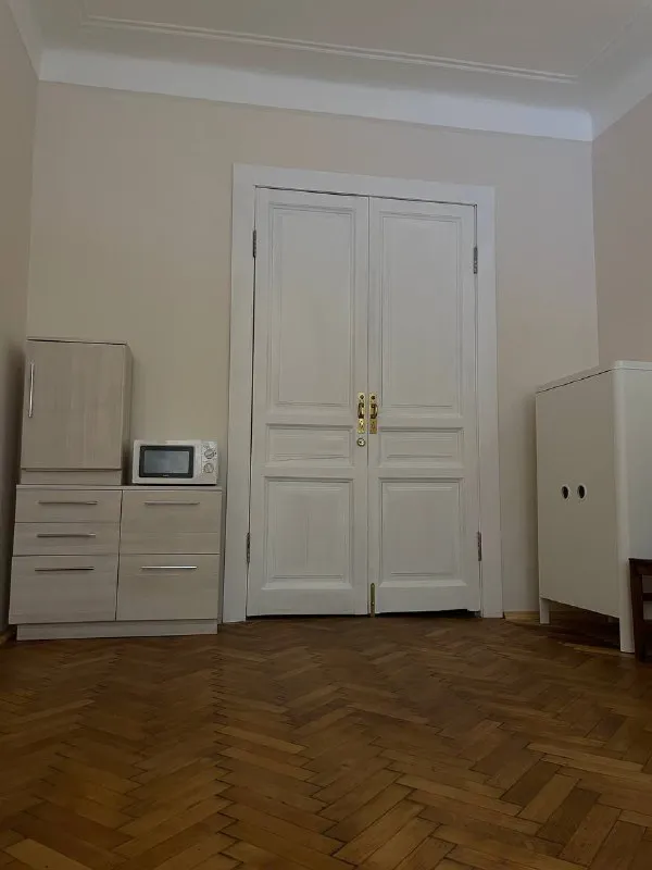 Всем здравствуйте! Сдаю уютную тихую комнату до станции метро петроградская 1 минута! Хорошая возможность поселиться в просторной, тихой комнате, расположенной на площади льва толстого. (спальных мест три)
1. Третий этаж, с лифтом. Окна в тихий двор.
2. В квартире проживают всего пять человек и кошка.
3. Сделан дизайнерский капитальный ремонт. В комнате никто не жил!
4. Бытовая техника есть!
5. Большой шкаф купе ikea для хранения в коридоре.
6. Рядом бакалея, рестораны, новый спорт зал, набережная все возможные плюсы петроградки.
Летом просто рай!
7. Цена 25000 + ку 5000 (фиксировано) залог можно разбить на два месяца! По всем вопросам и на просмотр в личку @ballemaster

Контакты: @ballemaster

Уютное гнездышко – поиск жилья, жильцов и соседей без посредников - фотография - 8