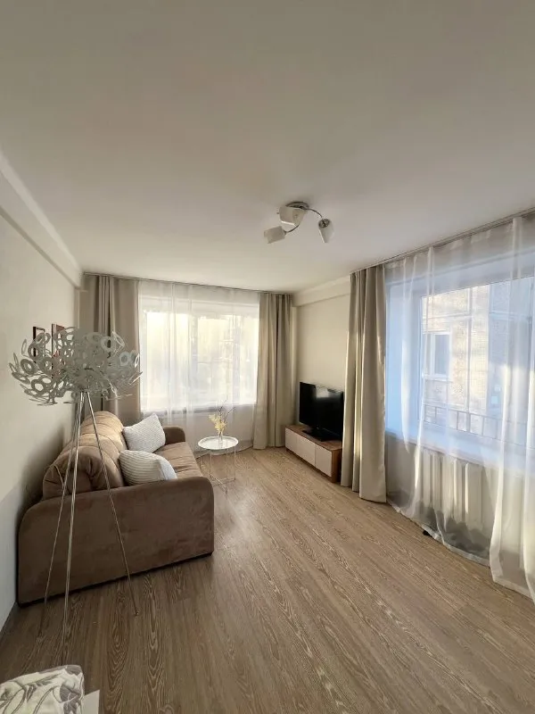 Двухкомнатная квартира с новым ремонтом 🏠
Изолированные комнаты. 4 окна + балкон.
Только что сделали ремонт.
Новая кухня со всей необходимой техникой, в том числе посудомойкой.
До метро московская 10 минут пешком.
Рядом вся инфраструктура: сад, школа, магазины, парки, клиники.
Проживание с животными возможно, обсуждается индивидуально.
Аренда: 60 000₽ + к/у
Залог в размере стоимости 1 месяца аренды.
Сдача от собственника, договор
Контакты: светлана
8 (921) 382-92-59
Анна
8 (981) 97-47-614
Уютное гнездышко – поиск жилья, жильцов и соседей без посредников - фотография - 2
