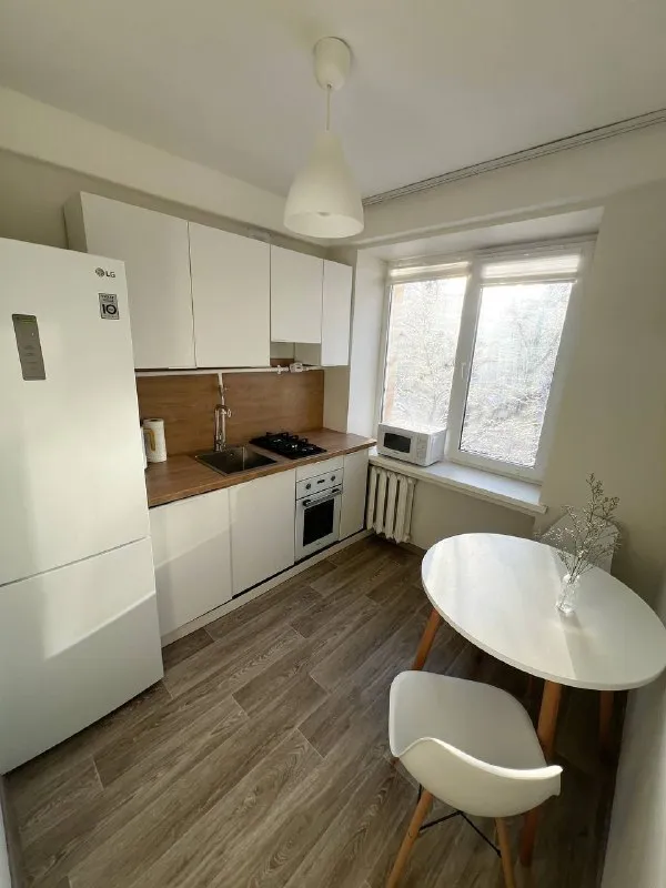 Двухкомнатная квартира с новым ремонтом 🏠
Изолированные комнаты. 4 окна + балкон.
Только что сделали ремонт.
Новая кухня со всей необходимой техникой, в том числе посудомойкой.
До метро московская 10 минут пешком.
Рядом вся инфраструктура: сад, школа, магазины, парки, клиники.
Проживание с животными возможно, обсуждается индивидуально.
Аренда: 60 000₽ + к/у
Залог в размере стоимости 1 месяца аренды.
Сдача от собственника, договор
Контакты: светлана
8 (921) 382-92-59
Анна
8 (981) 97-47-614
Уютное гнездышко – поиск жилья, жильцов и соседей без посредников - фотография - 4