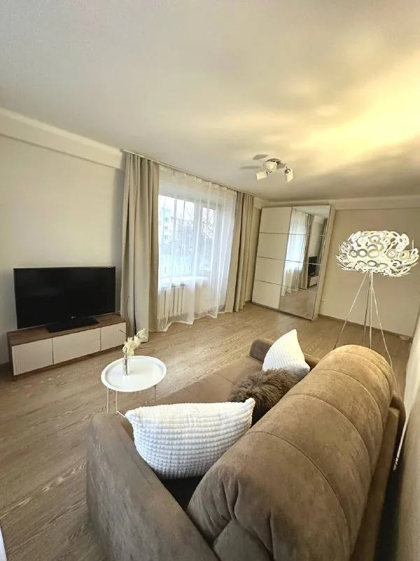 Двухкомнатная квартира с новым ремонтом 🏠
Изолированные комнаты. 4 окна + балкон.
Только что сделали ремонт.
Новая кухня со всей необходимой техникой, в том числе посудомойкой.
До метро московская 10 минут пешком.
Рядом вся инфраструктура: сад, школа, магазины, парки, клиники.
Проживание с животными возможно, обсуждается индивидуально.
Аренда: 60 000₽ + к/у
Залог в размере стоимости 1 месяца аренды.
Сдача от собственника, договор
Контакты: светлана
8 (921) 382-92-59
Анна
8 (981) 97-47-614
Уютное гнездышко – поиск жилья, жильцов и соседей без посредников - фотография - 5