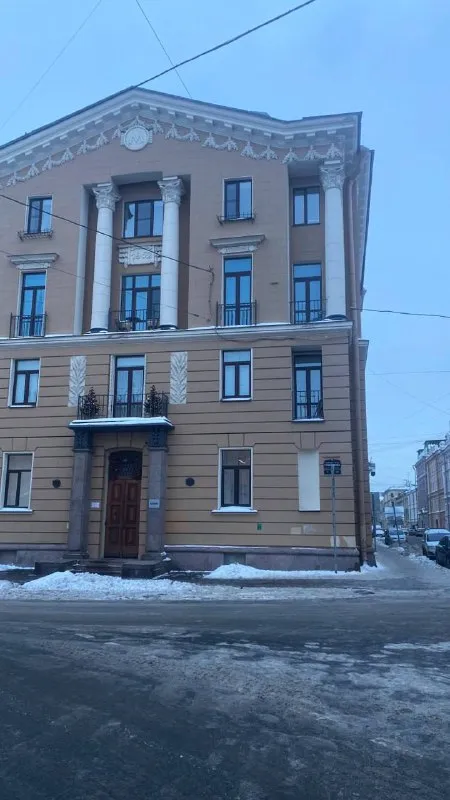 Здравствуйте.
С 9 февраля сдается большая комната в двухкомнатной квартире в 4-5 минутах от метро 💜 садовая. Также рядом находятся станции 💙 сенная и 🧡 спасская.

Шаговая доступность до различных баров, кофеен, магазинов, ресторанов. Под окнами дикси 24 часа. Также можно дойти до новой голландии, исаакиевского собора, невского, казанского собора.

Сдается до мая. По оплате в месяц: фиксированные 30 т. Р. Включая к/у. Возвратный залог 25 т. Р.
Заезд с 9 по 13 февраля. Уже можно приезжать на просмотры.

В квартире есть стабильный интернет, посуда, подушки, одеяла, большая ванна, утюг, электрический чайник, в комнате: огромный телевизор, большой шкаф, двуспальная кровать, полки, стол, стулья, 2 батареи - в квартире очень тепло. Также есть электрический обогреватель.
Насекомых нет.
Хорошая шумоизоляция от соседей. Окна выходят на проезжую часть. Закрытый двор.
В квартире можно курить айкос/электронки, курить сигареты ходить на лестницу к окну.

Во второй маленькой комнате проживает приятный молодой человек, фотограф. Вы его практически не увидите, потому что он много работает или вообще не появляется дома.

Суммарно квартира выходит в 55тр. +к/у, если вам интересно. Ищу себе замену, предпочтительно соседку.
Больше информации в лс @kseniavega

Уютное гнездышко – поиск жилья, жильцов и соседей без посредников - фотография - 1