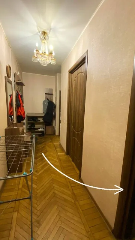 Здравствуйте.
С 9 февраля сдается большая комната в двухкомнатной квартире в 4-5 минутах от метро 💜 садовая. Также рядом находятся станции 💙 сенная и 🧡 спасская.

Шаговая доступность до различных баров, кофеен, магазинов, ресторанов. Под окнами дикси 24 часа. Также можно дойти до новой голландии, исаакиевского собора, невского, казанского собора.

Сдается до мая. По оплате в месяц: фиксированные 30 т. Р. Включая к/у. Возвратный залог 25 т. Р.
Заезд с 9 по 13 февраля. Уже можно приезжать на просмотры.

В квартире есть стабильный интернет, посуда, подушки, одеяла, большая ванна, утюг, электрический чайник, в комнате: огромный телевизор, большой шкаф, двуспальная кровать, полки, стол, стулья, 2 батареи - в квартире очень тепло. Также есть электрический обогреватель.
Насекомых нет.
Хорошая шумоизоляция от соседей. Окна выходят на проезжую часть. Закрытый двор.
В квартире можно курить айкос/электронки, курить сигареты ходить на лестницу к окну.

Во второй маленькой комнате проживает приятный молодой человек, фотограф. Вы его практически не увидите, потому что он много работает или вообще не появляется дома.

Суммарно квартира выходит в 55тр. +к/у, если вам интересно. Ищу себе замену, предпочтительно соседку.
Больше информации в лс @kseniavega

Уютное гнездышко – поиск жилья, жильцов и соседей без посредников - фотография - 4