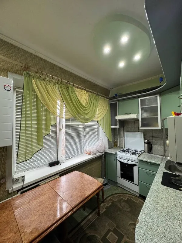 Цена снижена!!
Продам 3-к. Квартиру на кв. Солнечном 13, общая площадь квартиры 45,2 кв. М. , кухня 6,5 кв. М. , зал 15 кв. М. , 2 спальни 6,5 кв. М. И 9 кв. М. , 5/5 этаж. Дом панельный, автономное отопление, хорошее состояние, смежно-изолированные комнаты, светлая и просторная, евроремонт, балкон, хорошее состояние крыши. Хорошо развита инфраструктура. Рядом школы, садики, университет, рынок, супермаркеты, остановки. Документы готовы. При продаже в квартире остается вся мебель и техника.
Цена 5 500 000 рублей.
Ирина +7(959)702-89-49 - фотография - 1