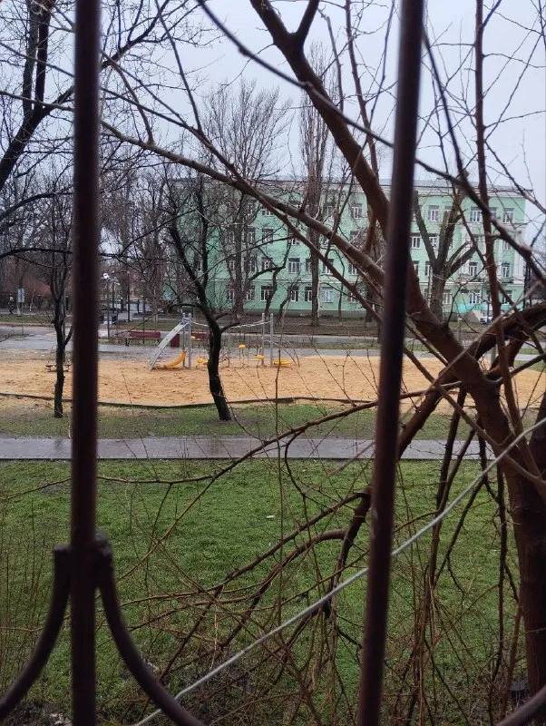 Продам 1-к. Квартиру
Общая площадь 41.7 м2
Этаж 1/9
Луганск, городок ор ул. Годуванцева
✔️Установлены новые окна
✔️Заменена вся проводка
✔️Новые канализационные и отопительные трубы
✔️Современные радиаторы
✔️Натяжной потолок
✔️Пол-стяжка, постелен новый линолеум
В доме находится сбербанк, супермаркет, аптека, различные кафе и магазины. В шаговой доступности:рынок, школы, остановка.
В теплое время года работаю возле дома фонтаны.
Окна выходят на детскую площадку и школу.
Во дворе находится детский сад.
Цена:3 700 000рублей.
По всем интересующимся вопросам обращаться по телефону +7 985 089 65 76 сергей. - фотография - 10