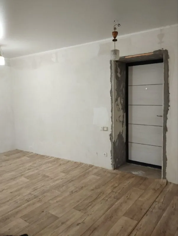 Продам 1-к. Квартиру
Общая площадь 41.7 м2
Этаж 1/9
Луганск, городок ор ул. Годуванцева
✔️Установлены новые окна
✔️Заменена вся проводка
✔️Новые канализационные и отопительные трубы
✔️Современные радиаторы
✔️Натяжной потолок
✔️Пол-стяжка, постелен новый линолеум
В доме находится сбербанк, супермаркет, аптека, различные кафе и магазины. В шаговой доступности:рынок, школы, остановка.
В теплое время года работаю возле дома фонтаны.
Окна выходят на детскую площадку и школу.
Во дворе находится детский сад.
Цена:3 700 000рублей.
По всем интересующимся вопросам обращаться по телефону +7 985 089 65 76 сергей. - фотография - 4