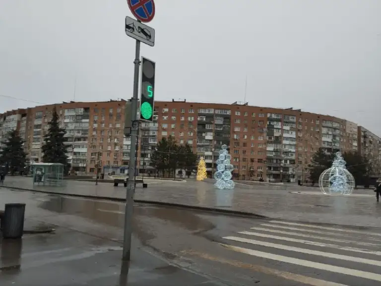 Продам 1-к. Квартиру
Общая площадь 41.7 м2
Этаж 1/9
Луганск, городок ор ул. Годуванцева
✔️Установлены новые окна
✔️Заменена вся проводка
✔️Новые канализационные и отопительные трубы
✔️Современные радиаторы
✔️Натяжной потолок
✔️Пол-стяжка, постелен новый линолеум
В доме находится сбербанк, супермаркет, аптека, различные кафе и магазины. В шаговой доступности:рынок, школы, остановка.
В теплое время года работаю возле дома фонтаны.
Окна выходят на детскую площадку и школу.
Во дворе находится детский сад.
Цена:3 700 000рублей.
По всем интересующимся вопросам обращаться по телефону +7 985 089 65 76 сергей. - фотография - 8