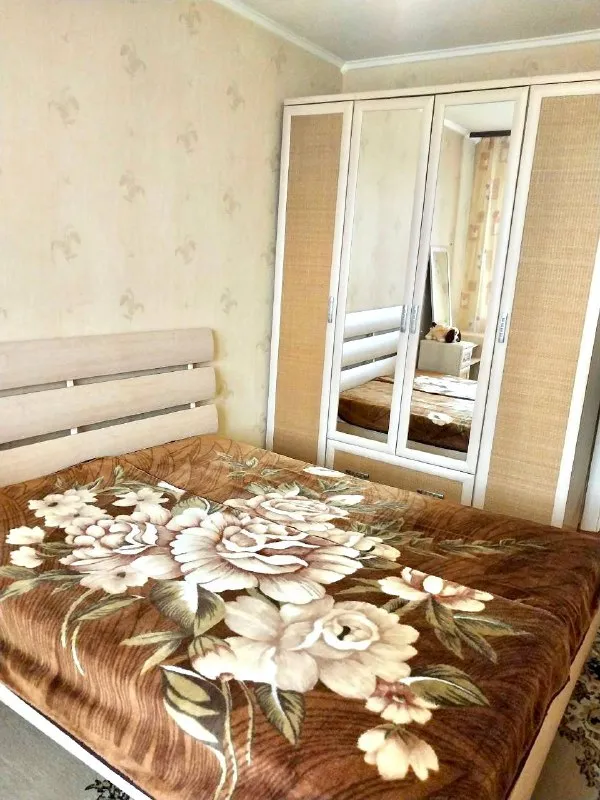 Продаётся 3-комнатная квартира г. Луганск 73 м²
Кв. Южный
Удобный вариант для семьи - просторная, тёплая и полностью готова к проживанию
Планировка и преимущества:
Изолированные комнаты
Кухня 9 м²
Раздельный санузел
Балкон и лоджия для отдыха и хранения ✔️
7 Этаж из 9, квартира не угловая, лифт работает
Пластиковые окна
Абсолютно новая проводка по всей квартире
Остаётся: вся мебель, холодильник, стиральная машина, водонагреватель
Дом: панельный, центральное отопление
Район хороший, рядом рынок, школа, детский сад
Остановка транспорта прямо у дома
💰 Цена: 6,3 млн
Отличный вариант как для жизни, так и под аренду
Звонки / telegram с 9:00 до 21:00
+79595258175-Дмитрий - фотография - 1