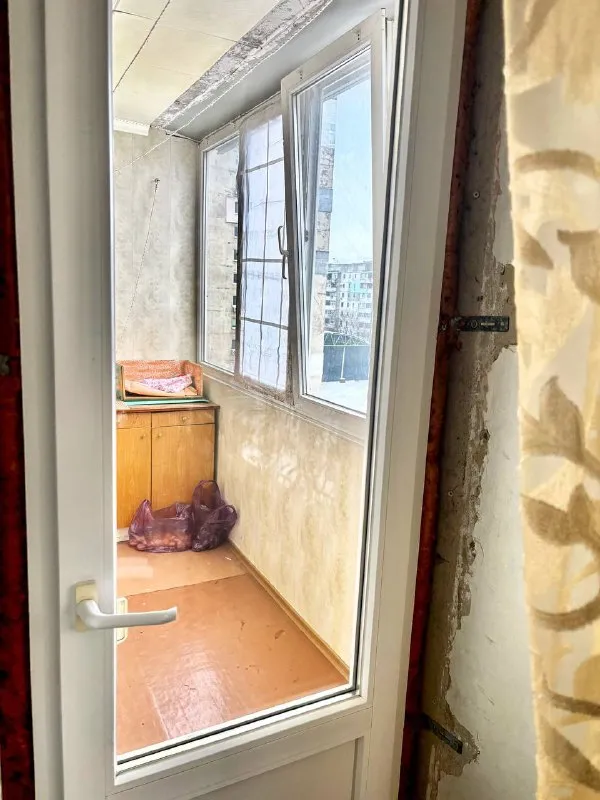 Продаётся 3-комнатная квартира г. Луганск 73 м²
Кв. Южный
Удобный вариант для семьи - просторная, тёплая и полностью готова к проживанию
Планировка и преимущества:
Изолированные комнаты
Кухня 9 м²
Раздельный санузел
Балкон и лоджия для отдыха и хранения ✔️
7 Этаж из 9, квартира не угловая, лифт работает
Пластиковые окна
Абсолютно новая проводка по всей квартире
Остаётся: вся мебель, холодильник, стиральная машина, водонагреватель
Дом: панельный, центральное отопление
Район хороший, рядом рынок, школа, детский сад
Остановка транспорта прямо у дома
💰 Цена: 6,3 млн
Отличный вариант как для жизни, так и под аренду
Звонки / telegram с 9:00 до 21:00
+79595258175-Дмитрий - фотография - 4