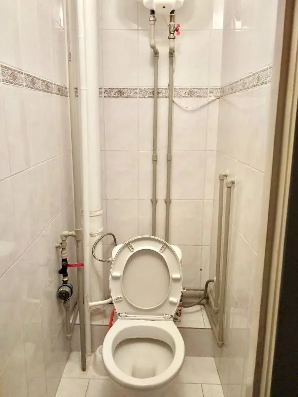 Продаётся 3-комнатная квартира г. Луганск 73 м²
Кв. Южный
Удобный вариант для семьи - просторная, тёплая и полностью готова к проживанию
Планировка и преимущества:
Изолированные комнаты
Кухня 9 м²
Раздельный санузел
Балкон и лоджия для отдыха и хранения ✔️
7 Этаж из 9, квартира не угловая, лифт работает
Пластиковые окна
Абсолютно новая проводка по всей квартире
Остаётся: вся мебель, холодильник, стиральная машина, водонагреватель
Дом: панельный, центральное отопление
Район хороший, рядом рынок, школа, детский сад
Остановка транспорта прямо у дома
💰 Цена: 6,3 млн
Отличный вариант как для жизни, так и под аренду
Звонки / telegram с 9:00 до 21:00
+79595258175-Дмитрий - фотография - 5