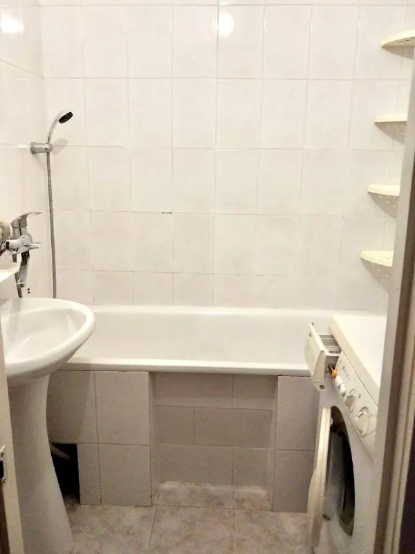 Продаётся 3-комнатная квартира г. Луганск 73 м²
Кв. Южный
Удобный вариант для семьи - просторная, тёплая и полностью готова к проживанию
Планировка и преимущества:
Изолированные комнаты
Кухня 9 м²
Раздельный санузел
Балкон и лоджия для отдыха и хранения ✔️
7 Этаж из 9, квартира не угловая, лифт работает
Пластиковые окна
Абсолютно новая проводка по всей квартире
Остаётся: вся мебель, холодильник, стиральная машина, водонагреватель
Дом: панельный, центральное отопление
Район хороший, рядом рынок, школа, детский сад
Остановка транспорта прямо у дома
💰 Цена: 6,3 млн
Отличный вариант как для жизни, так и под аренду
Звонки / telegram с 9:00 до 21:00
+79595258175-Дмитрий - фотография - 6