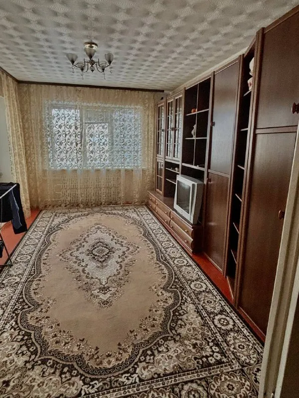 Продаётся 3-комнатная квартира г. Луганск 73 м²
Кв. Южный
Удобный вариант для семьи - просторная, тёплая и полностью готова к проживанию
Планировка и преимущества:
Изолированные комнаты
Кухня 9 м²
Раздельный санузел
Балкон и лоджия для отдыха и хранения ✔️
7 Этаж из 9, квартира не угловая, лифт работает
Пластиковые окна
Абсолютно новая проводка по всей квартире
Остаётся: вся мебель, холодильник, стиральная машина, водонагреватель
Дом: панельный, центральное отопление
Район хороший, рядом рынок, школа, детский сад
Остановка транспорта прямо у дома
💰 Цена: 6,3 млн
Отличный вариант как для жизни, так и под аренду
Звонки / telegram с 9:00 до 21:00
+79595258175-Дмитрий - фотография - 7