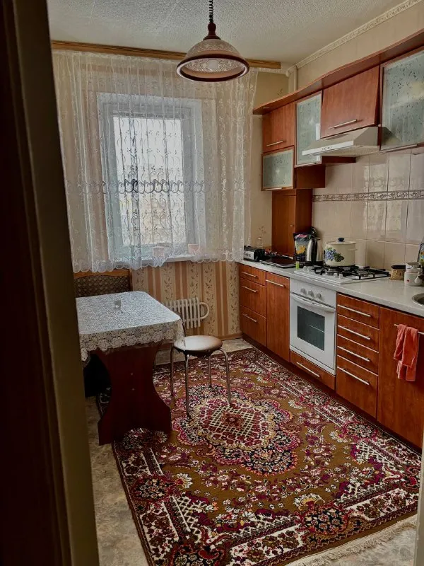 Продаётся 3-комнатная квартира г. Луганск 73 м²
Кв. Южный
Удобный вариант для семьи - просторная, тёплая и полностью готова к проживанию
Планировка и преимущества:
Изолированные комнаты
Кухня 9 м²
Раздельный санузел
Балкон и лоджия для отдыха и хранения ✔️
7 Этаж из 9, квартира не угловая, лифт работает
Пластиковые окна
Абсолютно новая проводка по всей квартире
Остаётся: вся мебель, холодильник, стиральная машина, водонагреватель
Дом: панельный, центральное отопление
Район хороший, рядом рынок, школа, детский сад
Остановка транспорта прямо у дома
💰 Цена: 6,3 млн
Отличный вариант как для жизни, так и под аренду
Звонки / telegram с 9:00 до 21:00
+79595258175-Дмитрий - фотография - 8