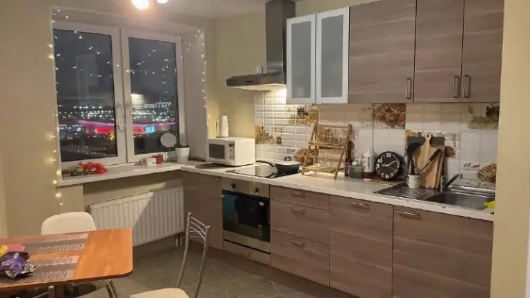 Комната🏙️
М. Московская🚇
Всем привет!
Ищу соседку в двухкомнатную уютную квартиру в московском районе, спокойную и аккуратную девушку от 25 лет. Я так же спокойная и много работаю, никаких тусовок не устраиваю, дом - это место отдыха.
До метро московская ~20 минут пешком, до электросилы можно быстро доехать на троллейбусе, рядом — прекрасный парк победы для прогулок.
В квартире хороший ремонт, чисто, комфортно и приятно жить.
Все в наличии из техники: холодильник, стиральная машина, духовка, посудомойка.
Пожелания к будущей соседке:
Ценю чистоту, тишину, уважаю личное пространство. Ищу человека, для которого это тоже важно. Так же важна любовь к животным - живёт дружелюбный кот.
💳Цена вопроса c человека: 22.500₽ + ку (от 2.500₽ до 4.000₽). Залог 22.500₽.
Можно заезжать в самое ближайшее время.
Только длительная аренда от 6 месяцев.
💌Telegram: @dasha_savchenkova - фотография - 3