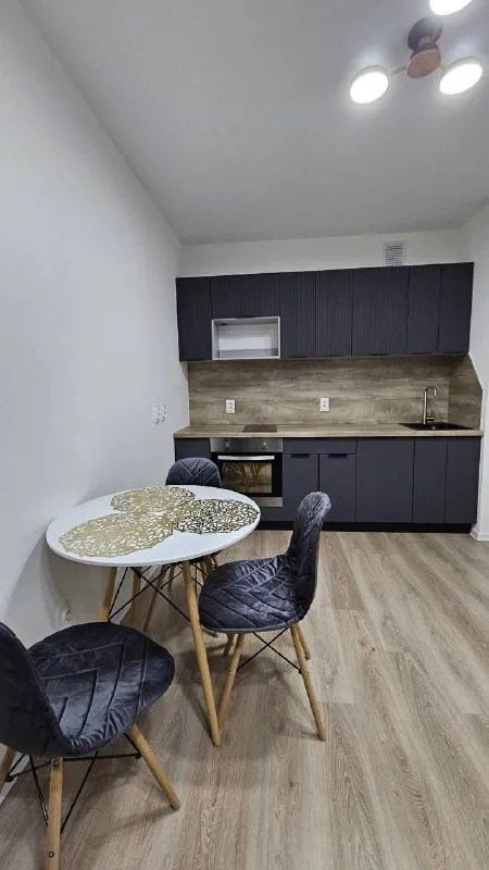 1-К квартира🏙️
Жк ручьи
🔝Сдается светлая однокомнатная квартира (30.5м²) на 20 этаже дома 2025 года постройки, расположенного в новом жк ручьи.
📍Адрес: пахомовская, 10к3
В квартире свежий ремонт, до этого никто не жил.
Просторная кухня оборудована новым гарнитуром, обеденной группой и всей техникой- холодильник, варочная панель, духовка, посудомоечная машина, микроволновая печь, есть базовая посуда. Также на кухне выделена гостиная зона с раскладным диваном и тв-тумбой.
В комнате установлены большая кровать и вместительный шкаф.
Идеальный вариант для одиночного проживания или пары- благодаря удобной планировке у каждого будет личное пространство для отдыха.
Санузел совмещенный, оборудован душевой кабиной, стиральной машиной и мебелью для хранения. В прихожей предусмотрены полки для обуви.
Из окон открывается красивый вид на закат🌅. Дом новый, оснащён тремя пассажирскими лифтами и одним грузовым. Красивое благоустройство во дворе, в жк есть всё необходимое - магазины, вб, озон. Рядом выезд на кад, огромная свободная парковка. С общественным транспортом пока туго(
Квартира полностью готова к заселению. Пишите, с удовольствием покажу в удобное время.
Квартира сдаётся от собственника напрямую, без комиссий, агентства прошу не беспокоить.
💳Условия: 34.000₽/месяц + к/у, 30.000₽ залог.
На длительный срок. Без животных и маленьких детей.
💌Vk: https://vk. Ru/small_irisha - фотография - 1