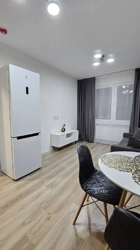 1-К квартира🏙️
Жк ручьи
🔝Сдается светлая однокомнатная квартира (30.5м²) на 20 этаже дома 2025 года постройки, расположенного в новом жк ручьи.
📍Адрес: пахомовская, 10к3
В квартире свежий ремонт, до этого никто не жил.
Просторная кухня оборудована новым гарнитуром, обеденной группой и всей техникой- холодильник, варочная панель, духовка, посудомоечная машина, микроволновая печь, есть базовая посуда. Также на кухне выделена гостиная зона с раскладным диваном и тв-тумбой.
В комнате установлены большая кровать и вместительный шкаф.
Идеальный вариант для одиночного проживания или пары- благодаря удобной планировке у каждого будет личное пространство для отдыха.
Санузел совмещенный, оборудован душевой кабиной, стиральной машиной и мебелью для хранения. В прихожей предусмотрены полки для обуви.
Из окон открывается красивый вид на закат🌅. Дом новый, оснащён тремя пассажирскими лифтами и одним грузовым. Красивое благоустройство во дворе, в жк есть всё необходимое - магазины, вб, озон. Рядом выезд на кад, огромная свободная парковка. С общественным транспортом пока туго(
Квартира полностью готова к заселению. Пишите, с удовольствием покажу в удобное время.
Квартира сдаётся от собственника напрямую, без комиссий, агентства прошу не беспокоить.
💳Условия: 34.000₽/месяц + к/у, 30.000₽ залог.
На длительный срок. Без животных и маленьких детей.
💌Vk: https://vk. Ru/small_irisha - фотография - 2