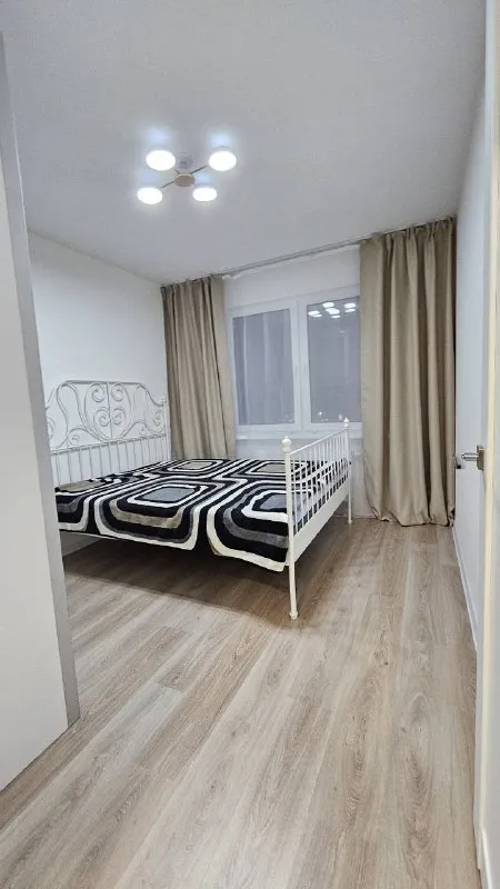 1-К квартира🏙️
Жк ручьи
🔝Сдается светлая однокомнатная квартира (30.5м²) на 20 этаже дома 2025 года постройки, расположенного в новом жк ручьи.
📍Адрес: пахомовская, 10к3
В квартире свежий ремонт, до этого никто не жил.
Просторная кухня оборудована новым гарнитуром, обеденной группой и всей техникой- холодильник, варочная панель, духовка, посудомоечная машина, микроволновая печь, есть базовая посуда. Также на кухне выделена гостиная зона с раскладным диваном и тв-тумбой.
В комнате установлены большая кровать и вместительный шкаф.
Идеальный вариант для одиночного проживания или пары- благодаря удобной планировке у каждого будет личное пространство для отдыха.
Санузел совмещенный, оборудован душевой кабиной, стиральной машиной и мебелью для хранения. В прихожей предусмотрены полки для обуви.
Из окон открывается красивый вид на закат🌅. Дом новый, оснащён тремя пассажирскими лифтами и одним грузовым. Красивое благоустройство во дворе, в жк есть всё необходимое - магазины, вб, озон. Рядом выезд на кад, огромная свободная парковка. С общественным транспортом пока туго(
Квартира полностью готова к заселению. Пишите, с удовольствием покажу в удобное время.
Квартира сдаётся от собственника напрямую, без комиссий, агентства прошу не беспокоить.
💳Условия: 34.000₽/месяц + к/у, 30.000₽ залог.
На длительный срок. Без животных и маленьких детей.
💌Vk: https://vk. Ru/small_irisha - фотография - 4