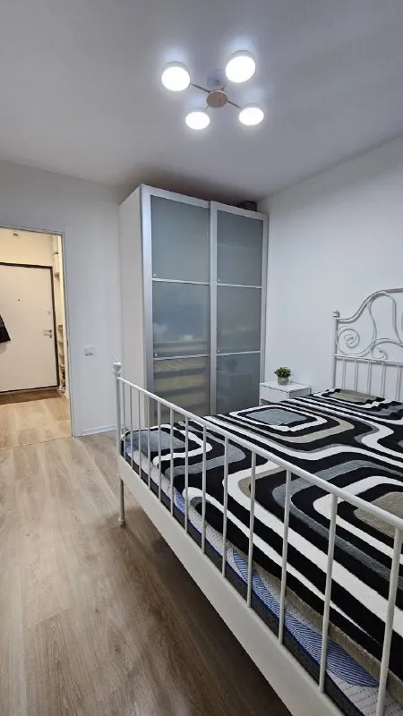 1-К квартира🏙️
Жк ручьи
🔝Сдается светлая однокомнатная квартира (30.5м²) на 20 этаже дома 2025 года постройки, расположенного в новом жк ручьи.
📍Адрес: пахомовская, 10к3
В квартире свежий ремонт, до этого никто не жил.
Просторная кухня оборудована новым гарнитуром, обеденной группой и всей техникой- холодильник, варочная панель, духовка, посудомоечная машина, микроволновая печь, есть базовая посуда. Также на кухне выделена гостиная зона с раскладным диваном и тв-тумбой.
В комнате установлены большая кровать и вместительный шкаф.
Идеальный вариант для одиночного проживания или пары- благодаря удобной планировке у каждого будет личное пространство для отдыха.
Санузел совмещенный, оборудован душевой кабиной, стиральной машиной и мебелью для хранения. В прихожей предусмотрены полки для обуви.
Из окон открывается красивый вид на закат🌅. Дом новый, оснащён тремя пассажирскими лифтами и одним грузовым. Красивое благоустройство во дворе, в жк есть всё необходимое - магазины, вб, озон. Рядом выезд на кад, огромная свободная парковка. С общественным транспортом пока туго(
Квартира полностью готова к заселению. Пишите, с удовольствием покажу в удобное время.
Квартира сдаётся от собственника напрямую, без комиссий, агентства прошу не беспокоить.
💳Условия: 34.000₽/месяц + к/у, 30.000₽ залог.
На длительный срок. Без животных и маленьких детей.
💌Vk: https://vk. Ru/small_irisha - фотография - 5