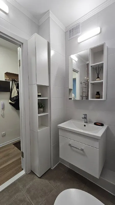 1-К квартира🏙️
Жк ручьи
🔝Сдается светлая однокомнатная квартира (30.5м²) на 20 этаже дома 2025 года постройки, расположенного в новом жк ручьи.
📍Адрес: пахомовская, 10к3
В квартире свежий ремонт, до этого никто не жил.
Просторная кухня оборудована новым гарнитуром, обеденной группой и всей техникой- холодильник, варочная панель, духовка, посудомоечная машина, микроволновая печь, есть базовая посуда. Также на кухне выделена гостиная зона с раскладным диваном и тв-тумбой.
В комнате установлены большая кровать и вместительный шкаф.
Идеальный вариант для одиночного проживания или пары- благодаря удобной планировке у каждого будет личное пространство для отдыха.
Санузел совмещенный, оборудован душевой кабиной, стиральной машиной и мебелью для хранения. В прихожей предусмотрены полки для обуви.
Из окон открывается красивый вид на закат🌅. Дом новый, оснащён тремя пассажирскими лифтами и одним грузовым. Красивое благоустройство во дворе, в жк есть всё необходимое - магазины, вб, озон. Рядом выезд на кад, огромная свободная парковка. С общественным транспортом пока туго(
Квартира полностью готова к заселению. Пишите, с удовольствием покажу в удобное время.
Квартира сдаётся от собственника напрямую, без комиссий, агентства прошу не беспокоить.
💳Условия: 34.000₽/месяц + к/у, 30.000₽ залог.
На длительный срок. Без животных и маленьких детей.
💌Vk: https://vk. Ru/small_irisha - фотография - 7