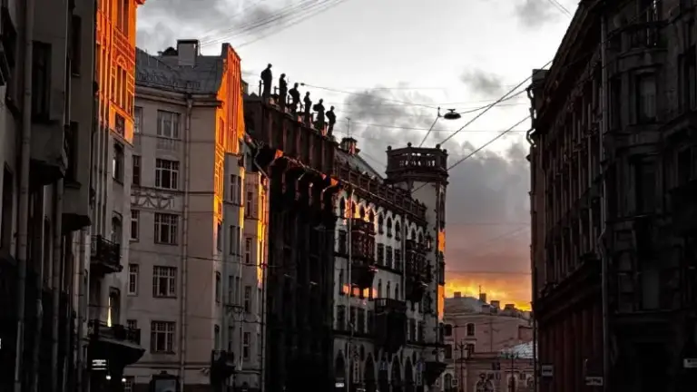 Студия🏙️
М. Петроградская🚇
✨ Сдаётся светлая студия в самом сердце петроградки на 2 месяца (февраль-март).
Петроградская сторона, 2 минуты от метро, большой проспект.
Исторический доходный дом с европейской атмосферой.
Апартаменты / студия 35 м² в большой квартире:
— Собственная ванная и туалет
— Балкон
— Мини-кухня
— 2 Больших окна, много света
— Очень приятная, спокойная атмосфера
— Высокие потолки, современный интерьер, хорошие соседи
В квартире всего 2 апартамента, общий только коридор. Пространства полностью изолированны дверями.
Во вторых апартаментах проживаю я.
📆 Только на 2 месяца: февраль–март
💳Цена: 55.000₽/месяц, коммунальные включены.
Подойдёт для одного спокойного, аккуратного человека.
💌Пишите в лс —
Можем созвониться, с удовольствием покажу квартиру: https://vk. Ru/yuavi - фотография - 3