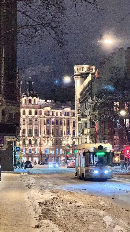 Студия🏙️
М. Петроградская🚇
✨ Сдаётся светлая студия в самом сердце петроградки на 2 месяца (февраль-март).
Петроградская сторона, 2 минуты от метро, большой проспект.
Исторический доходный дом с европейской атмосферой.
Апартаменты / студия 35 м² в большой квартире:
— Собственная ванная и туалет
— Балкон
— Мини-кухня
— 2 Больших окна, много света
— Очень приятная, спокойная атмосфера
— Высокие потолки, современный интерьер, хорошие соседи
В квартире всего 2 апартамента, общий только коридор. Пространства полностью изолированны дверями.
Во вторых апартаментах проживаю я.
📆 Только на 2 месяца: февраль–март
💳Цена: 55.000₽/месяц, коммунальные включены.
Подойдёт для одного спокойного, аккуратного человека.
💌Пишите в лс —
Можем созвониться, с удовольствием покажу квартиру: https://vk. Ru/yuavi - фотография - 6