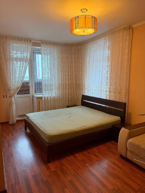 1-К квартира🏙️
М. Комендантский проспект🚇

Сдаётся 1-к квартира 40.9 м² в приморском районе между м. Комендантский проспект (15 минут пешком) и м. Старая деревня (20 минут пешком).

📍Адрес: богатырский проспект, 24.

На последнем этаже 14 этажного кирпичного дома 2008 года постройки. Все окна во двор, на запад, видовая лоджия на юг (для любования огнями лахта-центра). На длительный срок.

💳Цена: 40.000₽ + ку примерно 5.500₽ (увы).

Идеальному жильцу возможен небольшой торг.

💌Telegram: - фотография - 4