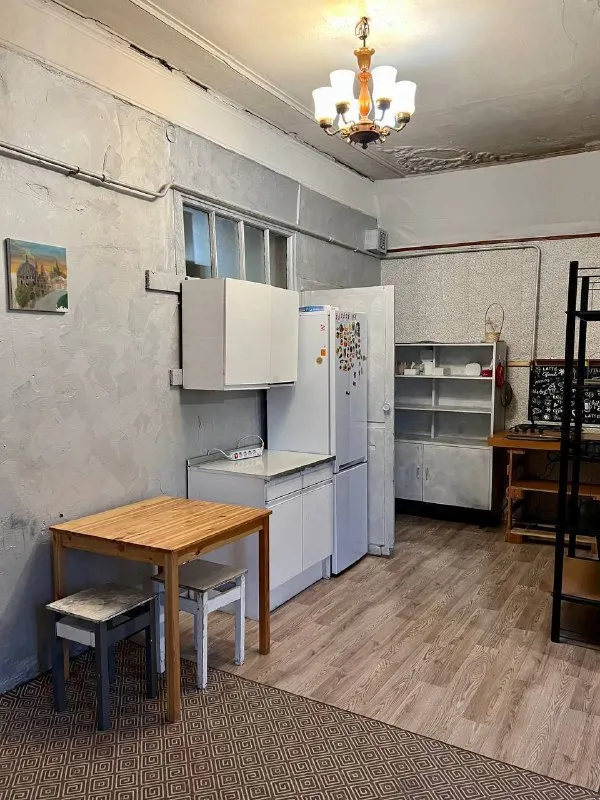 2-К квартира🏙
М. Лиговский проспект🚇
Сдаётся уютная 2-х комнатная квартира на лиговским проспекте, 75 м², очень просторная, в самом центре города, до московского вокзала 10 минут пешком, метро лиговский проспект в 5 минутах и площадь восстания в 10 минутах пешком.
📍Адрес: свечной переулок, 27
В квартире есть все для жизни, стиральная машина, кухня, новый холодильник, большая душевая кабина (тоже новая), кровать, тумба икея, и тд
Высокие потолки, окна в тихий двор, шум дорог не слышно! Тихие сосед, большое количество продуктовых магазинов и кафе в пешей доступности.
💳Цена: 60.000₽
💌Telegram: @dotsanaa - фотография - 3