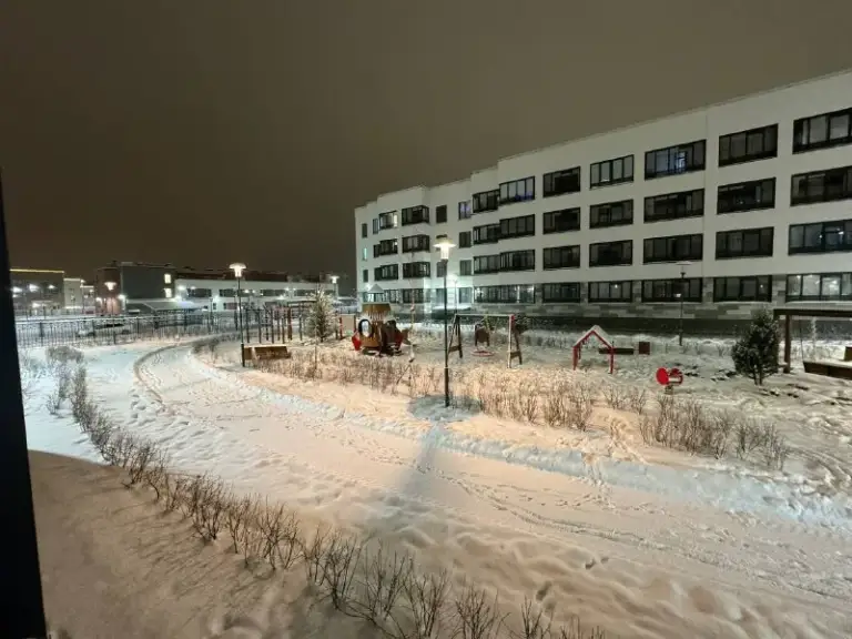 Студия🏙️
М. Проспект ветеранов🚇
Впервые сдается уютная студия от собственника для одного человека или пары в четырехэтажном доме.
📍Адрес: проспект ветеранов, 202.
Состояние новой квартиры. Окна выходят во двор. Много парковочных мест возле дома.
В квартире качественная мебель и техника, включая большой бесшумный холодильник, посудомоечную машину, плиту, духовку, свч, стиральную машину, новый телевизор.
Продуманные места для хранения вещей: кровать с подъемным механизмом и большим ящиком, вместительные шкафы.
Просторная ванная комната с теплым полом. Застекленный балкон 4,5 м².
💳Аренда: 35.000₽ + ку. Залог: 35.000₽.
💌Vk: https://vk. Ru/kulanin22 - фотография - 10