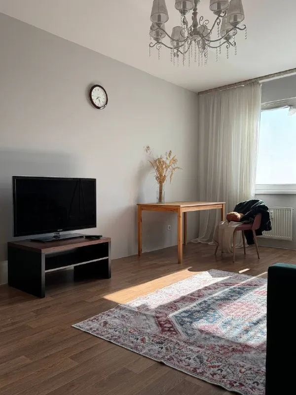 2-К квартира🏙️
М. Купчино🚇
Собственник. С 5 февраля, долгосрок. 68.9 м², 23/25 этаж.
📍Адрес: пр-кт витебский, 101к2
Много мест хранения, большие зеркала, ортопедический матрас. Большой балкон, окна выходят во двор и на витебский (тихо). Большой холодильник, тв, стиралка, бойлер!, духовка, плита.
💳Цена: 62.000₽/месяц. Залог: 62.000₽. Коммуналка ~5.000₽.
Реалъ, вв, лента, пекарни, все пвз. Трц балкания (5 минут), дунайский (7 минут). Дом под охраной.
💌Telegram: @chuchudina - фотография - 5