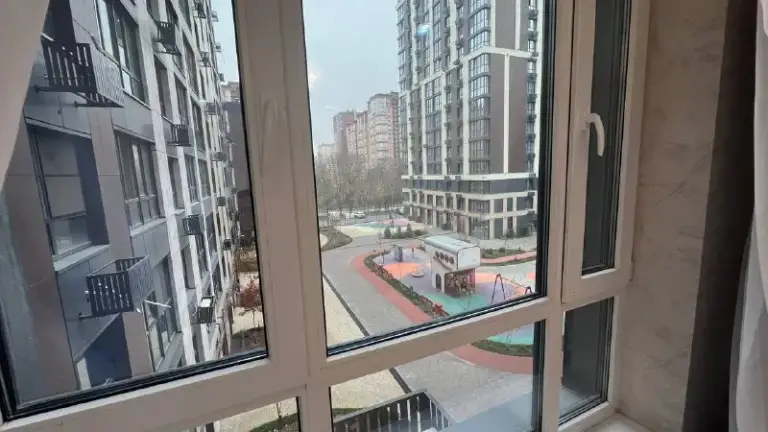 Доброе утро!
Город ростов.
Первая сдача
От собственника
Жк «полет»
Первомайский район.
64 Кв. М
45000 Руб.

Сдам в аренду 2-комнатную квартиру в современном жилом комплексе.
В квартире сделан качественный ремонт, планировали жить сами. Вся техника и мебель абсолютно новые.
Преимущества квартиры: просторные комнаты и большая кухня. Закрытая лоджия.
Квартира расположена на 4-ом этаже. Окна выходят на детский сад и внутренний дворик.
Есть подключение к интернету, домофон.
В квартире индивидуальное газовое отопление.
Территория жк закрытая, без авто - безопасно и удобно.
Вся необходимая инфраструктура в шаговой доступности.
В этом же строении есть парковочное место, с очень удобной местоположением. Недалеко от лифта. Сдам за доп. Плату

Писать в лс телеграмм. 89034609136 - фотография - 10