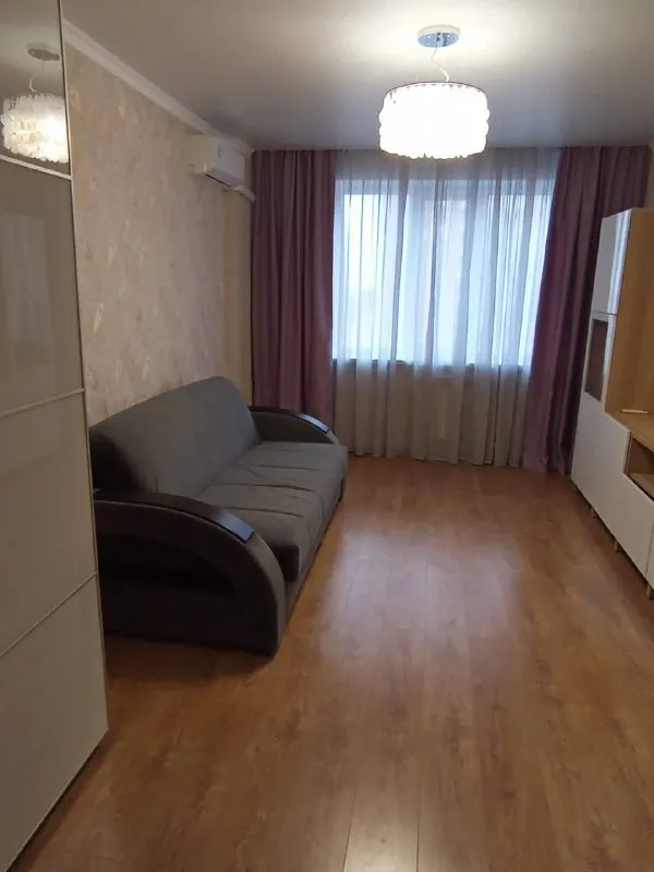 Сдается 1к. Квартира в г. Ростов-на-дону, жк екатерининский (западный). Недалеко от центра, развитая инфраструктура. Теплый балкон. Квартира чистая, уютная. 25000р + 5000р коммуналка. Оплата сразу за первый и последний месяц. 8-951-823-33-06 ирина - фотография - 2