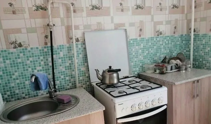 Сдаётся 2-комнатная квартира в ростове-на-дону

Предлагается в аренду уютная двухкомнатная квартира, в районе с развитой инфраструктурой. Квартира с небольшим, но аккуратным ремонтом — подойдет для тех, кто ценит удобство и близость к центру, но не требует современного дизайна.

Площадь: около 50 кв. М.
Этаж: 3-й из 5.
Мебель и техника: по согласованию, есть необходимое для комфортного проживания.

Стоимость аренды: 20 000 рублей в месяц (торг уместен).
Минимальный срок аренды: 1 месяц.

Звоните, уточняйте детали — квартира готова к просмотру в любое время!
Для связи пишите - @teorahose - фотография - 5