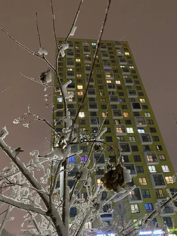 Комната🏙️
М. Саларьево1️⃣

Комната в юзао
На длительный срок

М. Саларьево - до дома пешком 10 минут

В просторной квартире от собственника в саларьево парк - жк класса комфорт плюс

💳Цена: 38.500₽ в месяц + счетчики и интернет.

Огороженный двор с огромной благоустроенной площадкой. Круглосуточная охрана

На районе кинотеатр, фуд-корт, фитнес клуб ddx, студия йоги, балетная школа, вкусвилл и кофейни

🐰Прямо возле дома лес с облагороженной территорией: вечерняя подсветка, спорт площадка, беседки для отдыха.

Рядом на каждой станции парки (тропаревский лесопарк, огромный парк 50-ти летия октября, нескучный сад, лужники и парк горького)

🏡 В комнате:
• Два вместительных шкафа
• Широкая кровать икеа - очень удобная! Подушки я оставляю для тебя и надеюсь на бережное отношение 🌸
• Шторы-плиссе блэкаут (даже в самый ясный день можно создать атмосферу сна) и итальянский тюль
• Письменный стол с ящиками для хранения
• Зеркало с подсветкой во весь рост - новое! Купила, и установили совсем недавно

В квартире два санузла, огромная кухня-гостиная и просторные широкие коридоры.

Ты будешь пить ☕️ из кофе-машины nespresso (либо сваренный в турке - у меня есть и то, и то) и наблюдать самые красочные закаты ☀️

Предложение только для одной девушки

💌Пиши в личные сообщения: @piupiu369 сразу с рассказом о себе пожалуйста - фотография - 7