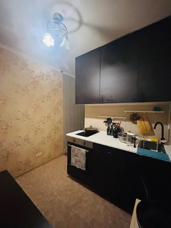 Комната, 20 м²
М новоясеневская
• 5 Мин пешком
• 3-Комнатная квартира
• 1 Этаж из 16
• Ул паустовского 3, на карте
18 333 ₽/Мес, без комиссии
Большой гайд по аренде
Стиральная машина • интернет • мебель • холодильник • посудомойка • кондиционер • лифт • с животными • с детьми • телевизор • мусоропровод • консьерж
Район ясенево
Чистота 4.64 транспорт 4.65
Парки и скверы 5.00
Субаренда. М. Ясенево, м. Новоясеневская. Изолированная комната. Из мебели в комнате: диван, просторный стол, стул, мягкое кресло, полки для размещения одежды. Квартира просторная 3-х комнатная на 1-м этаже. Хозяева не живут, в остальных комнатах живут 2 молодых парня, работают в it, атмосфера тихая, спокойная. Хороший зеленый район. Рассматриваем граждан рф © предоплату до просмотра просят только мошенники!
Landan, написать
Уровень доверия низкий ⚠️
Выложить квартиру бесплатно - фотография - 6