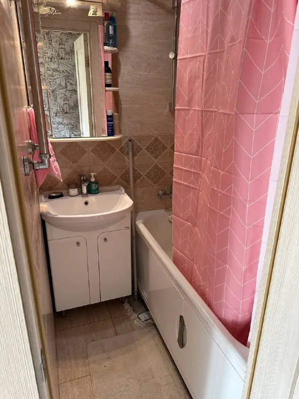 Комната, 18 м²
М покровское

• 15 Мин на транспорте
• 2-Комнатная квартира
• 8 Этаж из 10
• Ул медынская 1 к1, на карте

22 500 ₽/Мес, без комиссии
Большой гайд по аренде

Холодильник • стиральная машина • интернет • мебель • лифт • мусоропровод • посудомойка • кондиционер • с животными • с детьми • телевизор • консьерж

Район бирюлёво западное
Чистота 3.52 транспорт 3.03
Парки и скверы 3.50

Собственник. Сдам 1 девушке комнату от 11 месяцев. Готова к заселению. От собственника 22500+счетчики (+-2000) интернет 360 + залог за первый месяц 22500. У дома автобусные остановки и станция электричек бирюлево товарная. Едут до нагатинской, варшавской, павелецкой во второй комнате живут две девушки. От тебя своевременная оплата, соблюдение графика уборки. © предоплату до просмотра просят только мошенники!

Имя ф, написать
Уровень доверия низкий ⚠️
Выложить квартиру бесплатно - фотография - 2