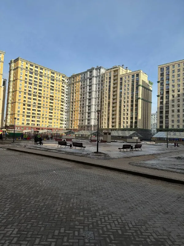 Студия🏙
Метро фрунзенская🚇

Собственник. Сдам на длительный срок студию у метро фрунзенская, жк "времена года". Метраж: 27 квадратных метров, 24 - жилых, 3 - лоджия.

📍Адрес: санкт-петербург, московский проспект, 73к5

В квартире сделан ремонт. Удобная планировка. Рядом магазины: пятёрочка, магнит, вкусвилл, азбука вкуса и другие. Также рядом находится фудмолл "варшавский экспресс". Есть подземный паркинг. До метро "балтийская" 15 минут пешком. До "фрунзенской" 2 минуты, но она пока закрыта на реставрацию.

В квартире для вашего удобства есть:

🔸Холодильник
🔸Микроволновая печь
🔸Полный комплект посуды
🔸Обеденная зона
🔸Стиральная машина
🔸Просторная лоджия
🔸Шкафа
🔸Чайник
🔸Индукционная плита
🔸Сушилка для белья
🔸Кровать, стол для пк, стулья

💳Аренда: 45.000₽ + ку (примерно 5.000₽-6.000₽ в зависимости от сезона) + интернет. Залог 100%, можно поделить на 2 месяца.

💌Контакт: +7-911-096-83-42 - андрей.
Можно писать в телеграм: @andreykhom - фотография - 3