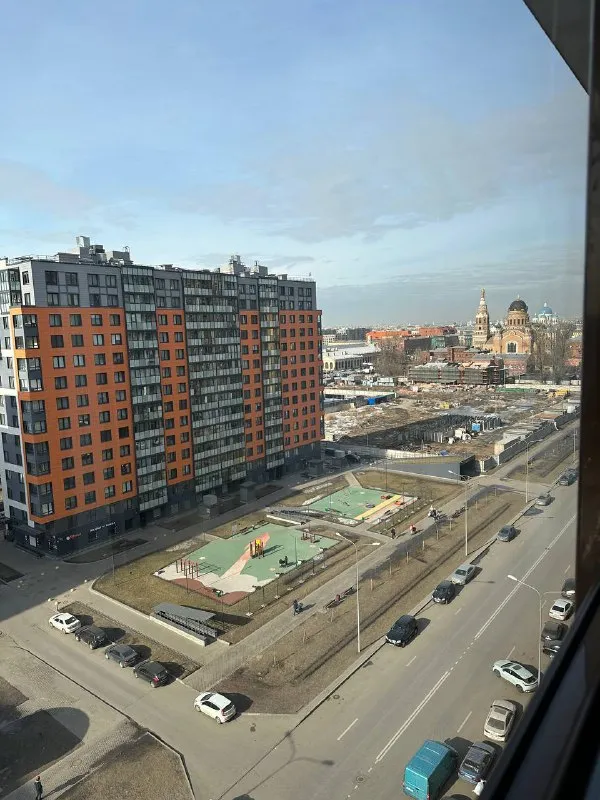 Студия🏙
Метро фрунзенская🚇

Собственник. Сдам на длительный срок студию у метро фрунзенская, жк "времена года". Метраж: 27 квадратных метров, 24 - жилых, 3 - лоджия.

📍Адрес: санкт-петербург, московский проспект, 73к5

В квартире сделан ремонт. Удобная планировка. Рядом магазины: пятёрочка, магнит, вкусвилл, азбука вкуса и другие. Также рядом находится фудмолл "варшавский экспресс". Есть подземный паркинг. До метро "балтийская" 15 минут пешком. До "фрунзенской" 2 минуты, но она пока закрыта на реставрацию.

В квартире для вашего удобства есть:

🔸Холодильник
🔸Микроволновая печь
🔸Полный комплект посуды
🔸Обеденная зона
🔸Стиральная машина
🔸Просторная лоджия
🔸Шкафа
🔸Чайник
🔸Индукционная плита
🔸Сушилка для белья
🔸Кровать, стол для пк, стулья

💳Аренда: 45.000₽ + ку (примерно 5.000₽-6.000₽ в зависимости от сезона) + интернет. Залог 100%, можно поделить на 2 месяца.

💌Контакт: +7-911-096-83-42 - андрей.
Можно писать в телеграм: @andreykhom - фотография - 8