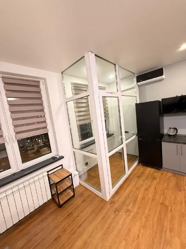 Студия, 27 м²
М саларьево

• 15 Мин пешком
• 11 Этаж из 22
• Ул родниковая 30 к1, на карте

Стиральная машина • интернет • мебель • холодильник • кондиционер • телевизор • лифт • посудомойка • с животными • с детьми • мусоропровод • консьерж

Собственник. Сделана шумоизоляция по стенам и полу. Комфортно жить и работать из дома. Теплый пол на кухне и в лоджии. Много мест для хранения: встроенные шкафы, системы без визуального перегруза. Пространство используется разумно, ничего лишнего. Застекленная лоджия с теплым полом один взрослый собственник. Залог 1 месяц. Квартира готова к заселению. © предоплату до просмотра просят только мошенники!

Аукцион! Предложи цену в комментариях с рассказом о себе. Собственник напишет в лс на лучшее предложение.
Выложить квартиру бесплатно - фотография - 2