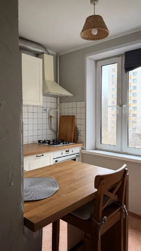 2-Комн квартира, 50 м²
М профсоюзная
• 10 Мин пешком
• 4 Этаж из 9
• Пр-кт севастопольский 51 к2, на карте
85 000 ₽/Мес, без комиссии
Большой гайд по аренде
Холодильник • стиральная машина • интернет • мебель • посудомойка • мусоропровод • лифт • кондиционер • с животными • с детьми • телевизор • консьерж
Район котловка
Чистота 3.94 транспорт 4.29
Парки и скверы 3.99
Собственник. Сдаётся светлая 2-комнатная квартира площадью 50 м², недалеко от м. Профсоюзная. В квартире есть всё необходимое: холодильник, стиральная машина, духовка, посудомоечная машина, интернет, мебель. Окна выходят на тихий двор, на солнечную сторону. Рядом: пятёрочка, аптека, фитнес, кафе, парк, детская площадка.
Petr, написать
Уровень доверия средний 🆗
Выложить квартиру бесплатно - фотография - 2