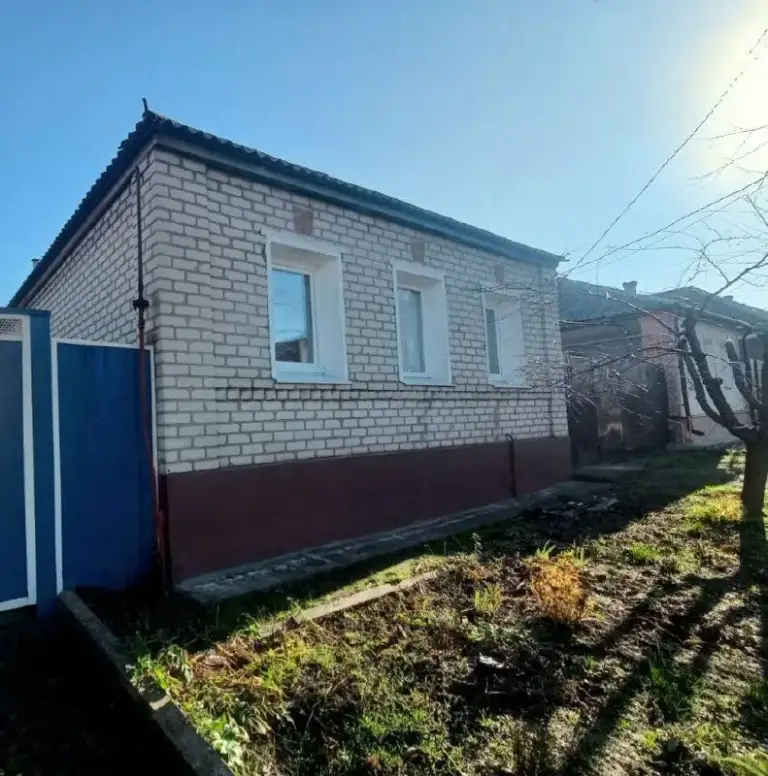 Продам дом в артемовском р-не, ул. 2-я известковая 106 кв. М. - 6 комнат.

Дом в жилом состоянии, в шаговой доступности от кв. Ленинского комсомола.

Редкое сочетание собственного дома с земельным участком и шаговой доступности развитой инфраструктуры кварталов. Расположен воз артемовского исполкома.

Дом из 6-ти комнат, в жилом состоянии и мебелью. Все коммуникации в доме. Окна пвх. Котел газовый, бойлер. Мебель и техника остается по договоренности. Дом просторный для большой семьи. Двор асфальтирован, во дворе гараж и хоз. Постройки. В доме есть возможность зонирования для проживания нескольких семей.

Так же на участки хоз постройки, фруктовые деревья и место под посадку.

Долгов по коммунальным платежам и прописанных в доме нет.

Земля не приватизирована.

Один собственник.

Документы рф и готовы к сделке.

Цена 5 500 000 руб.

Тел. + 7 959 115 28 65 - фотография - 1