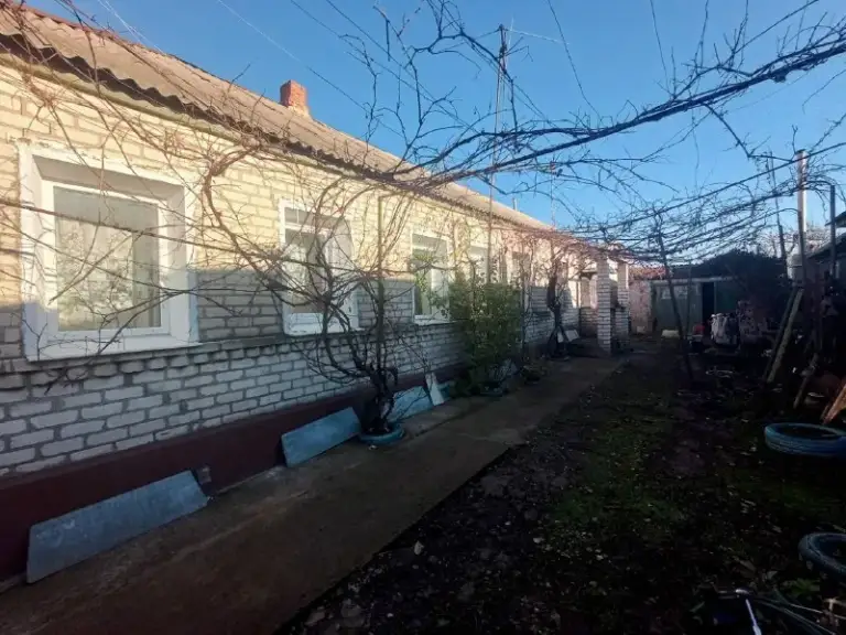 Продам дом в артемовском р-не, ул. 2-я известковая 106 кв. М. - 6 комнат.

Дом в жилом состоянии, в шаговой доступности от кв. Ленинского комсомола.

Редкое сочетание собственного дома с земельным участком и шаговой доступности развитой инфраструктуры кварталов. Расположен воз артемовского исполкома.

Дом из 6-ти комнат, в жилом состоянии и мебелью. Все коммуникации в доме. Окна пвх. Котел газовый, бойлер. Мебель и техника остается по договоренности. Дом просторный для большой семьи. Двор асфальтирован, во дворе гараж и хоз. Постройки. В доме есть возможность зонирования для проживания нескольких семей.

Так же на участки хоз постройки, фруктовые деревья и место под посадку.

Долгов по коммунальным платежам и прописанных в доме нет.

Земля не приватизирована.

Один собственник.

Документы рф и готовы к сделке.

Цена 5 500 000 руб.

Тел. + 7 959 115 28 65 - фотография - 2